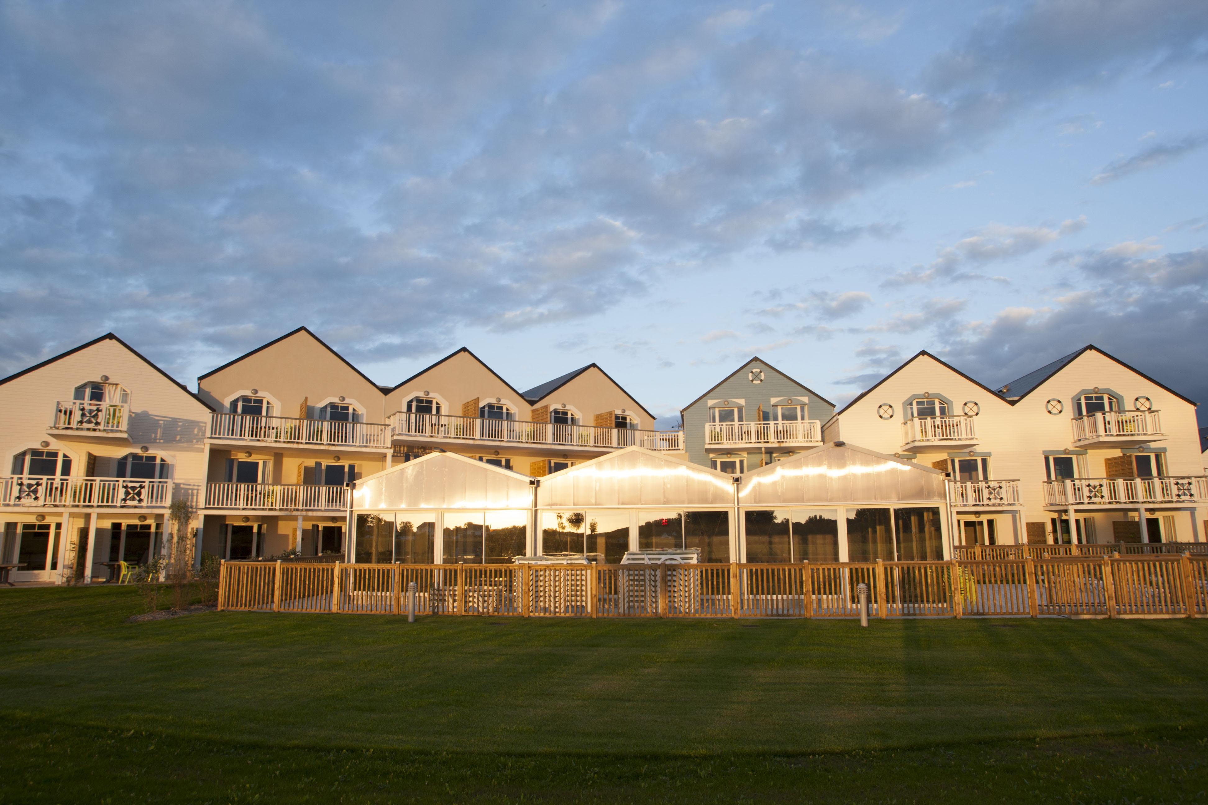 Pierre & Vacances Residence Le Chant Des Oiseaux Courseulles-sur-Mer Exterior photo