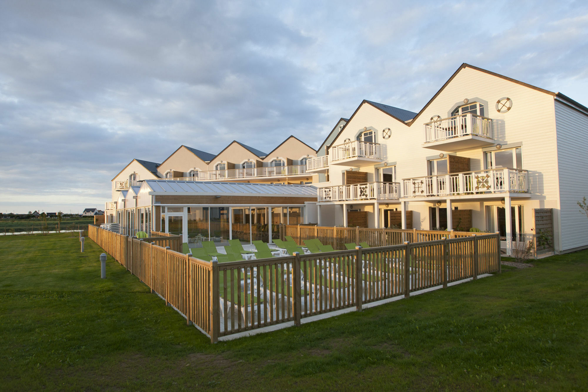 Pierre & Vacances Residence Le Chant Des Oiseaux Courseulles-sur-Mer Exterior photo